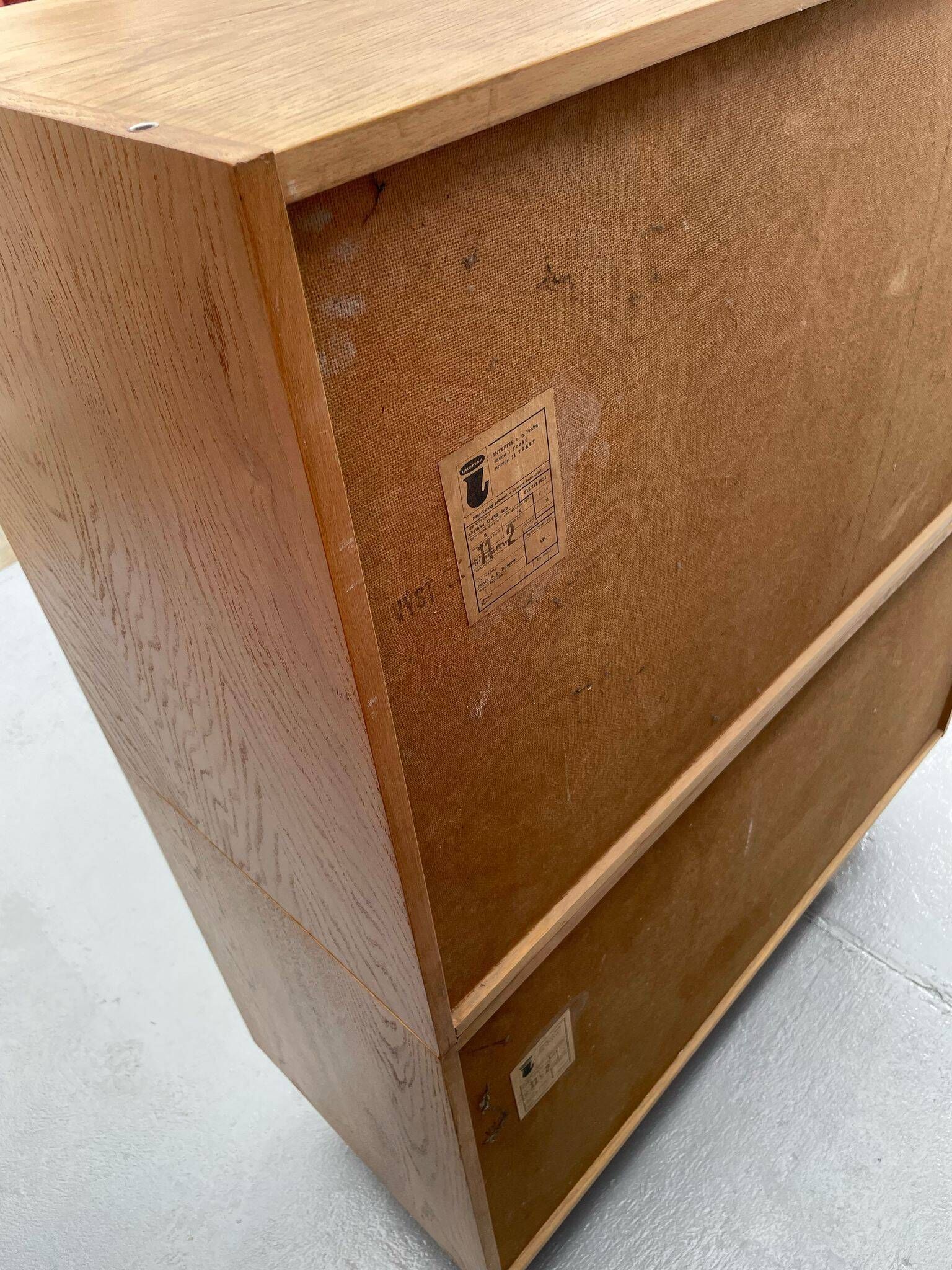 Armoire U-450 en placage de chêne, variante jaune et blanc, Jiří Jiroutek pour Inte