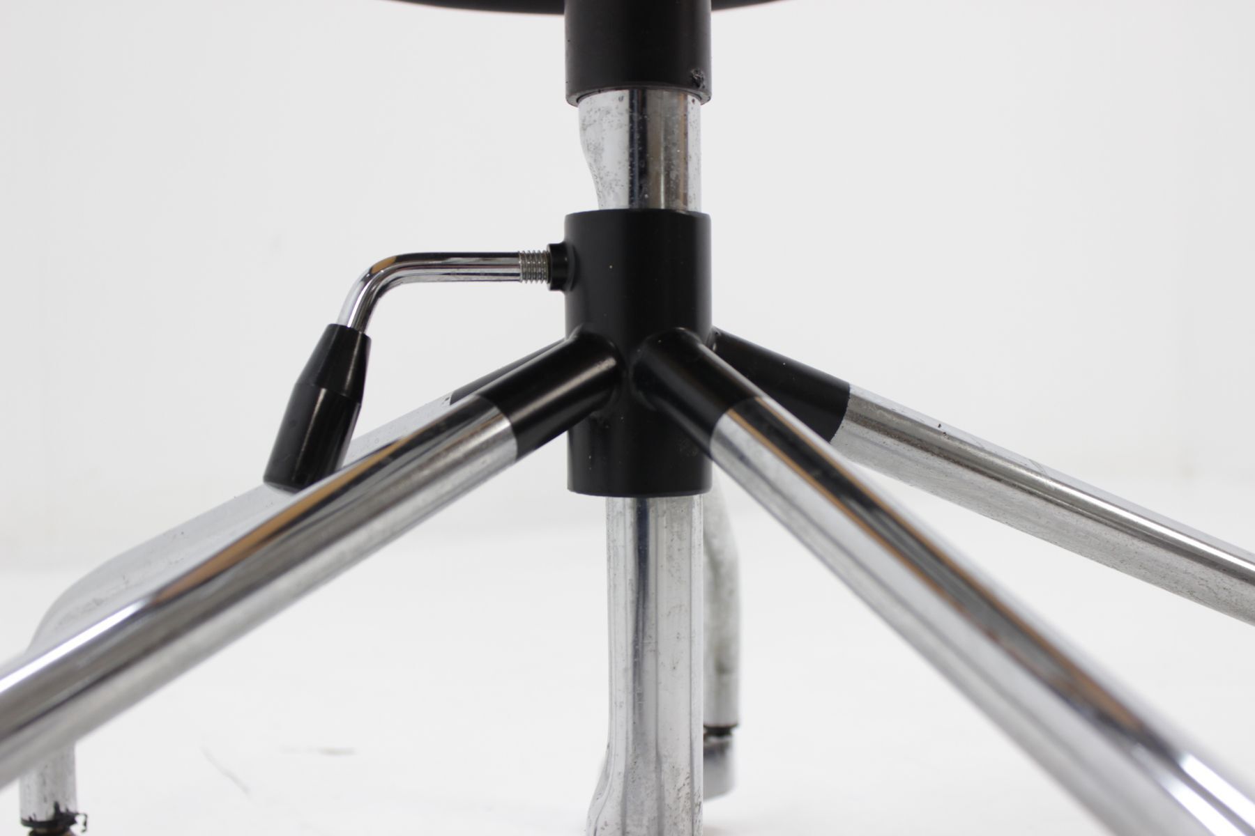 Swivel office chair chrome Kovona 1970 s