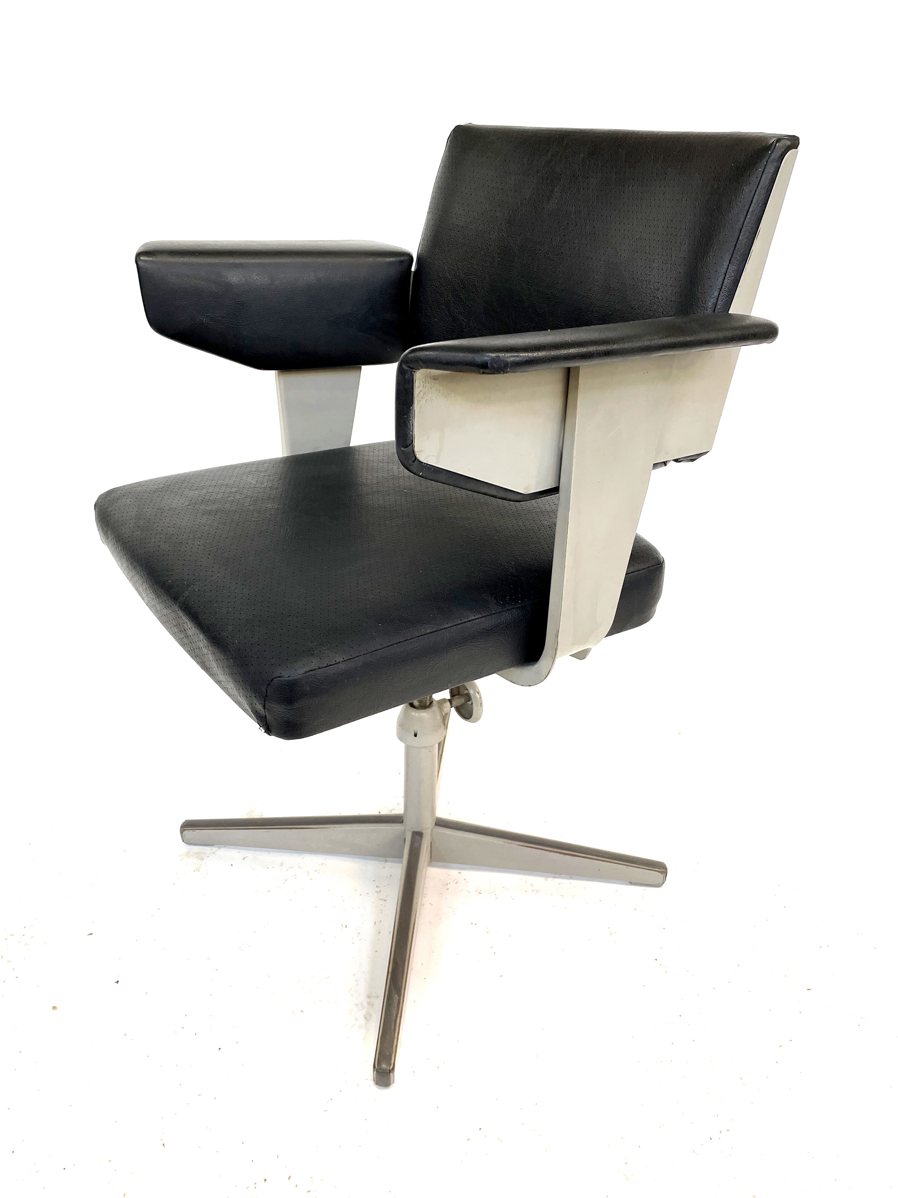 Friso kramer revolve desk chair for ahrend de cirkel 1960