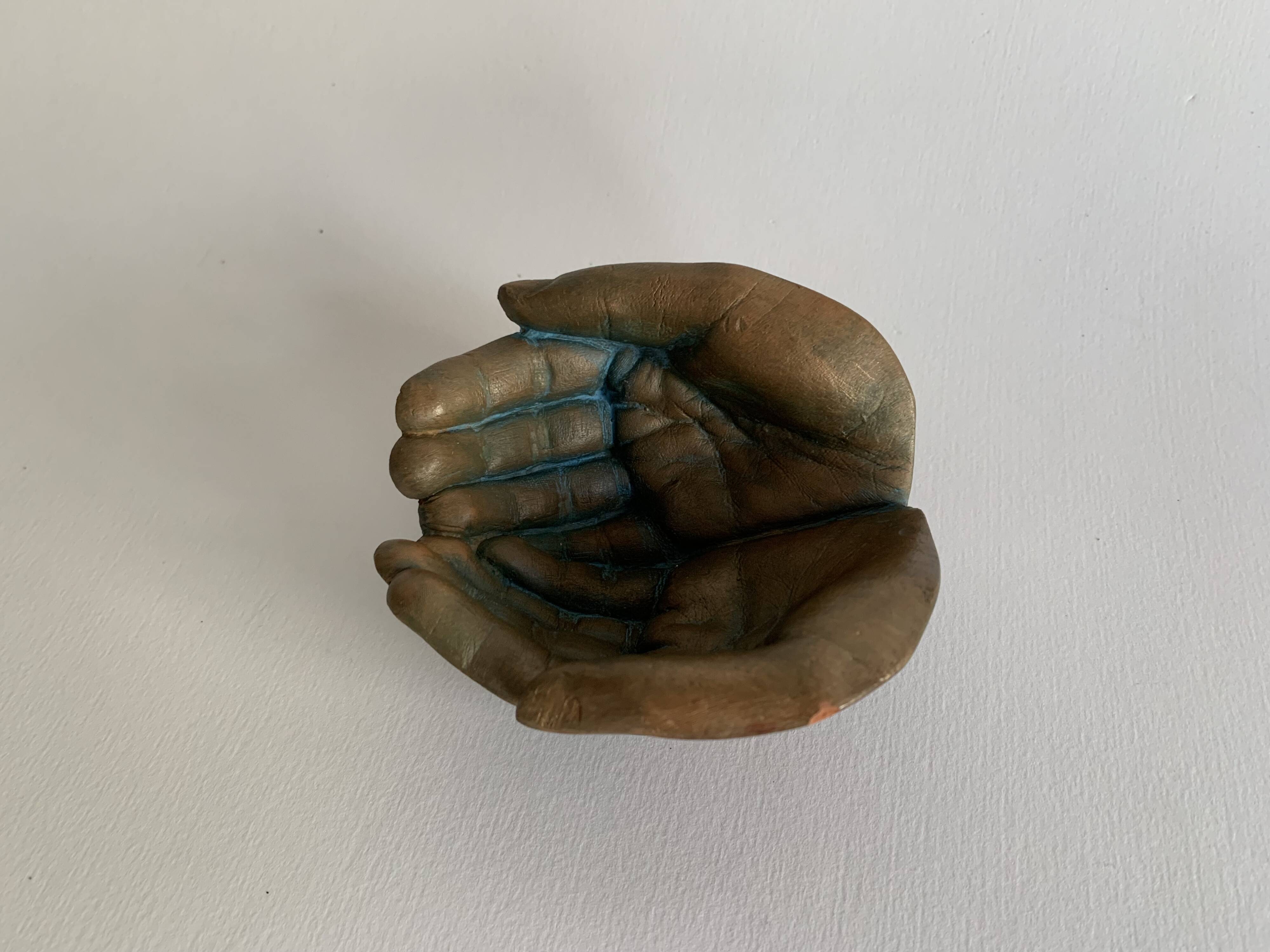 Terracotta art bowl "Jointed hands" signed by the artist Maria Ruiz