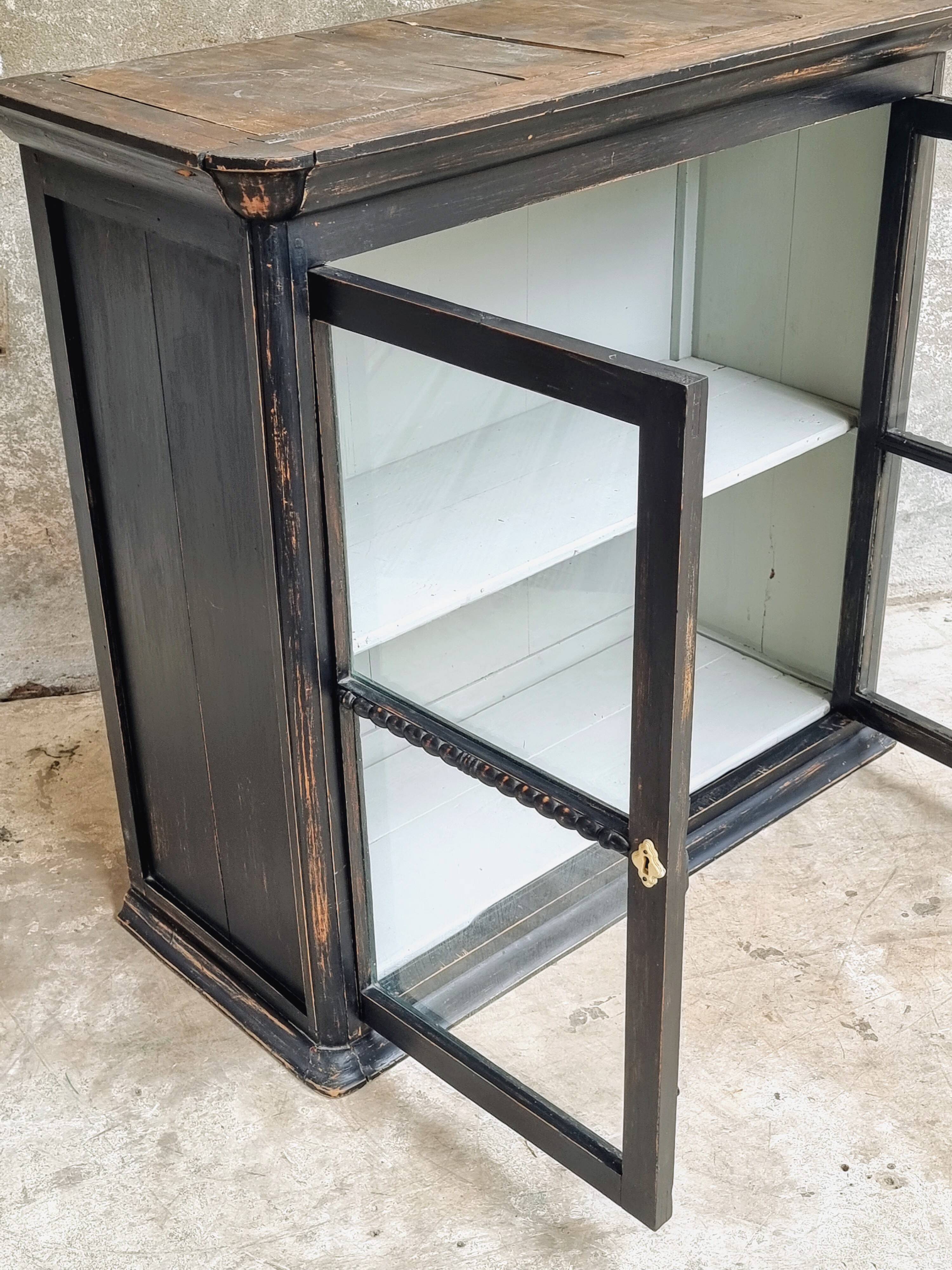 Vitrine antique, armoire suspendue, bois de pin, noir mat