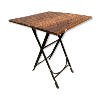 Folding table