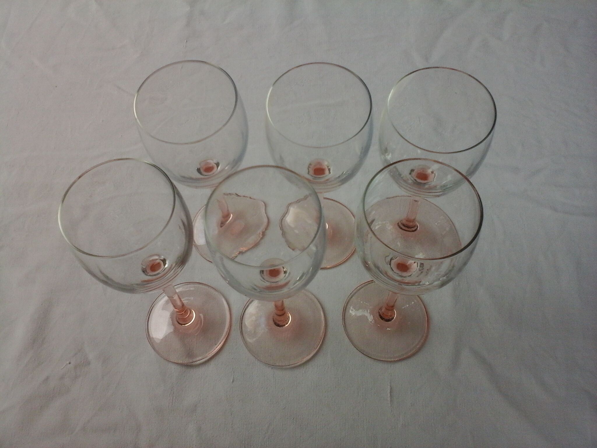 6 glasss of wine on pink foot