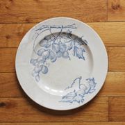 Plat rond en terre de fer décor de vignes et raisins, fin XIXe début XXe