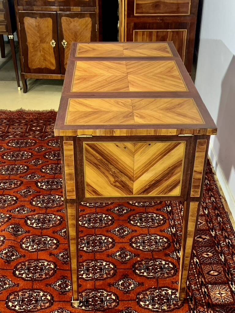 Louis XVI dressing table, rosewood and violet wood marquetry