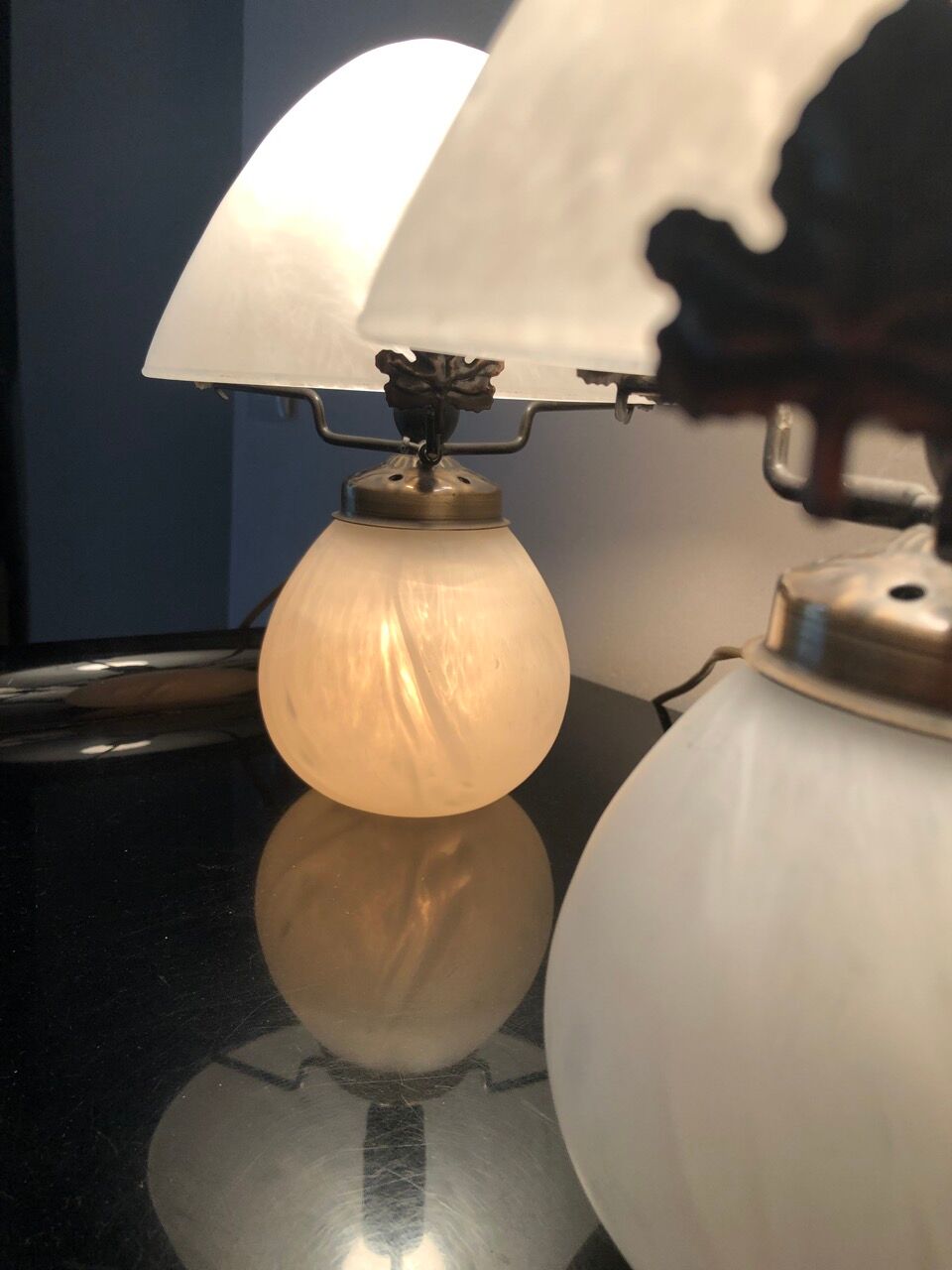 Mushroom lamp in white marbled glass paste