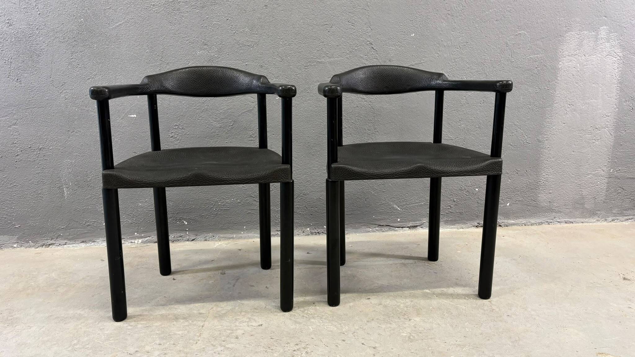 Paire de fauteuils postmodernes noirs, en plastique moulé, années 1980, Europe