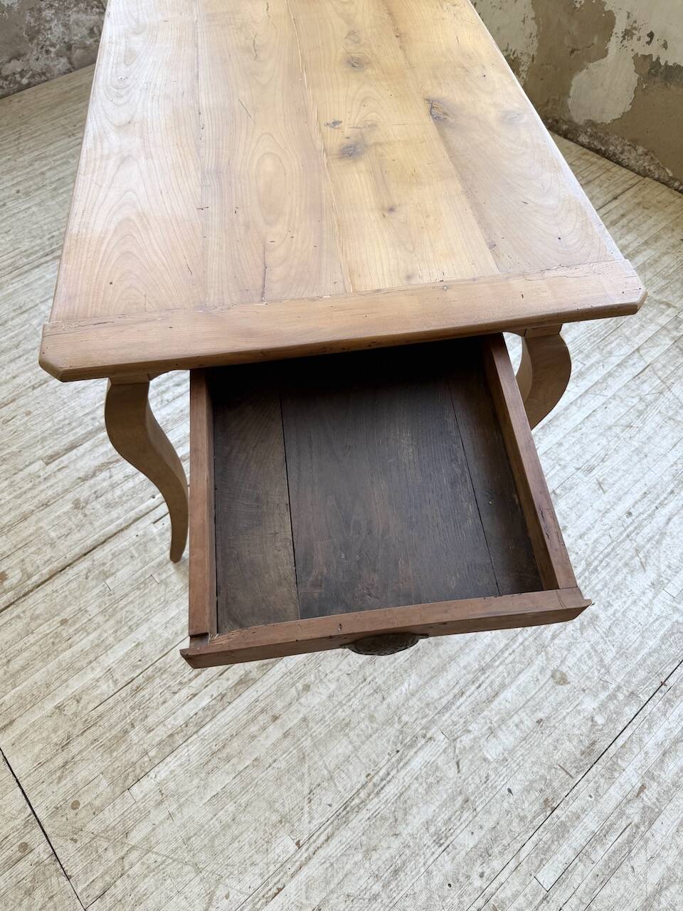 Table campagne provençale style Louis XV merisier