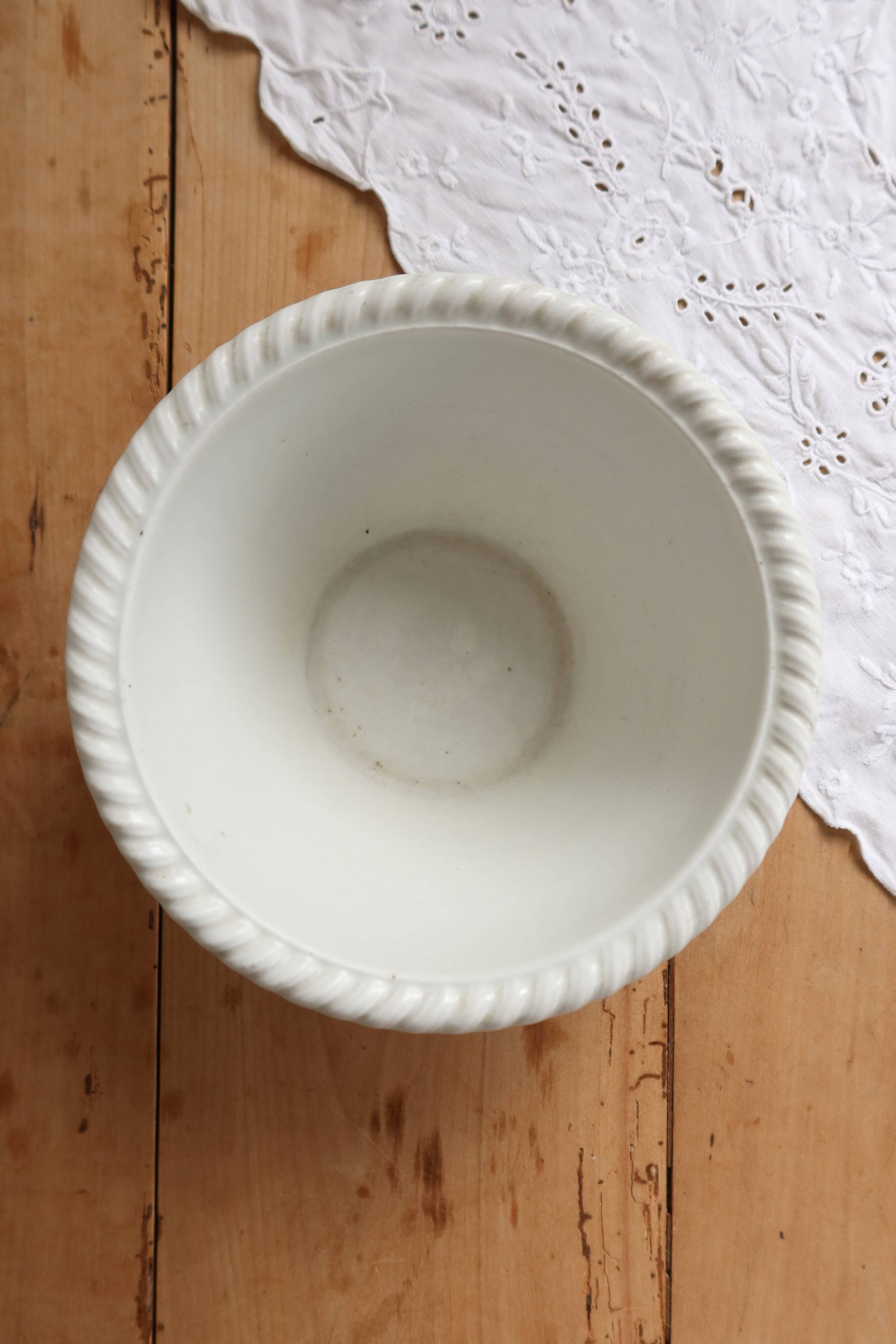 Vintage cache-pot in porcelain from Paris with a wild strawberry pattern.