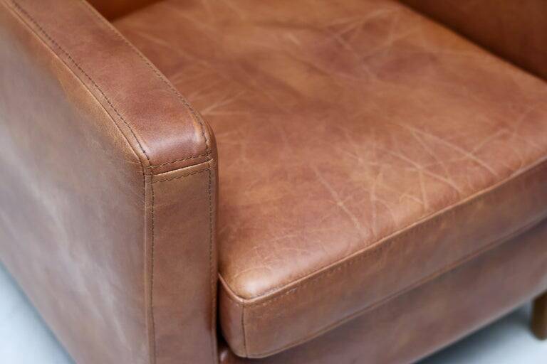 Pair of Art Deco armchairs in brown leather and teak, Netherlands, 1970s.