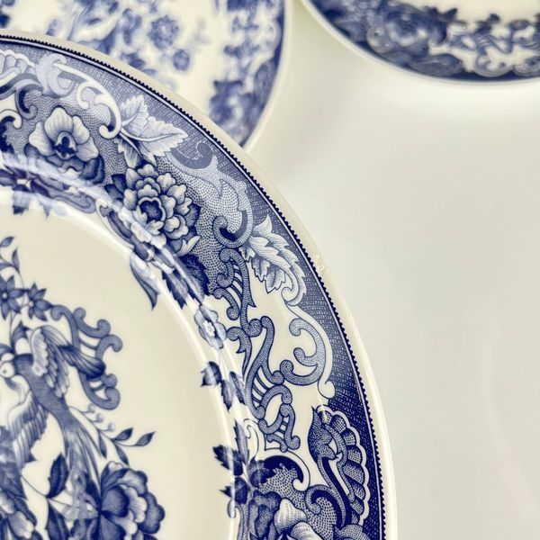 Set de 8 assiettes plates en faïence bleue, décor floral et oiseaux, XXe