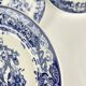 Set de 8 assiettes plates en faïence bleue, décor floral et oiseaux, XXe
