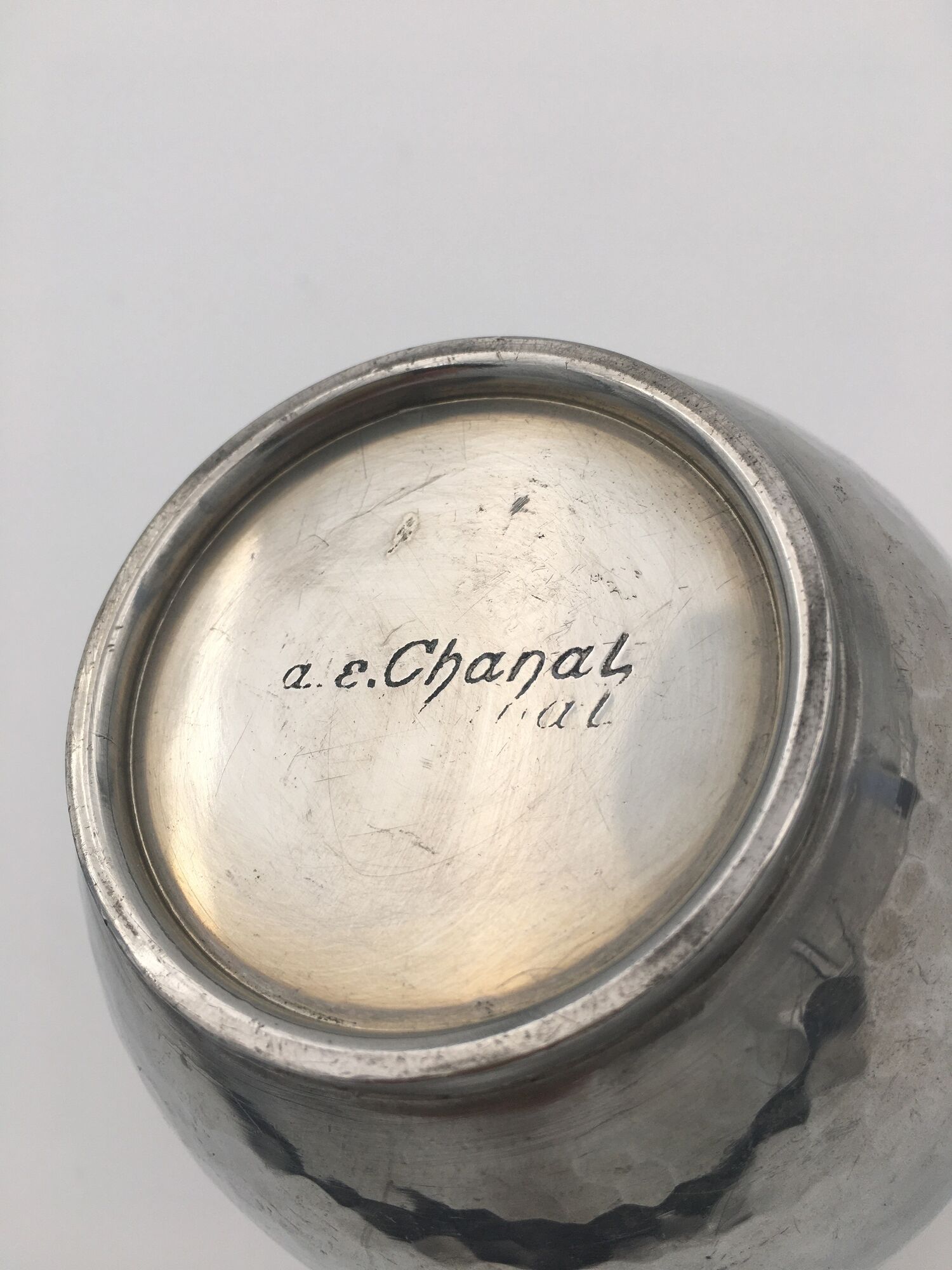 Vase ball in shiny hammered pewter, art deco, signed Chanal - 1910's