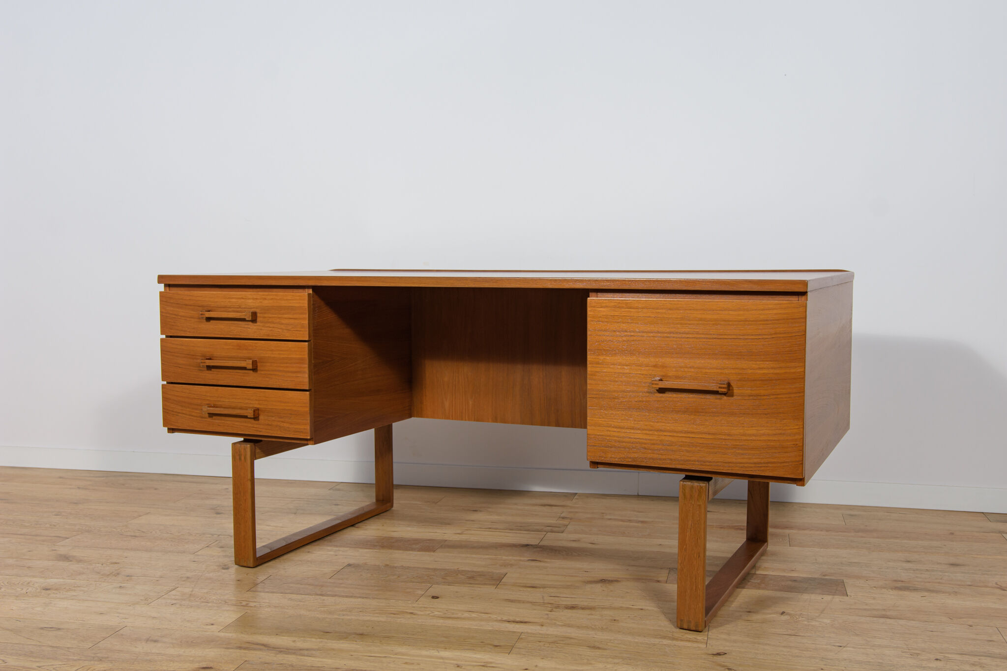 Mid-Century Teak Freestanding Desk by Torben Valeur & Henning Jensen for Dyrlund, Denmark, 1960s