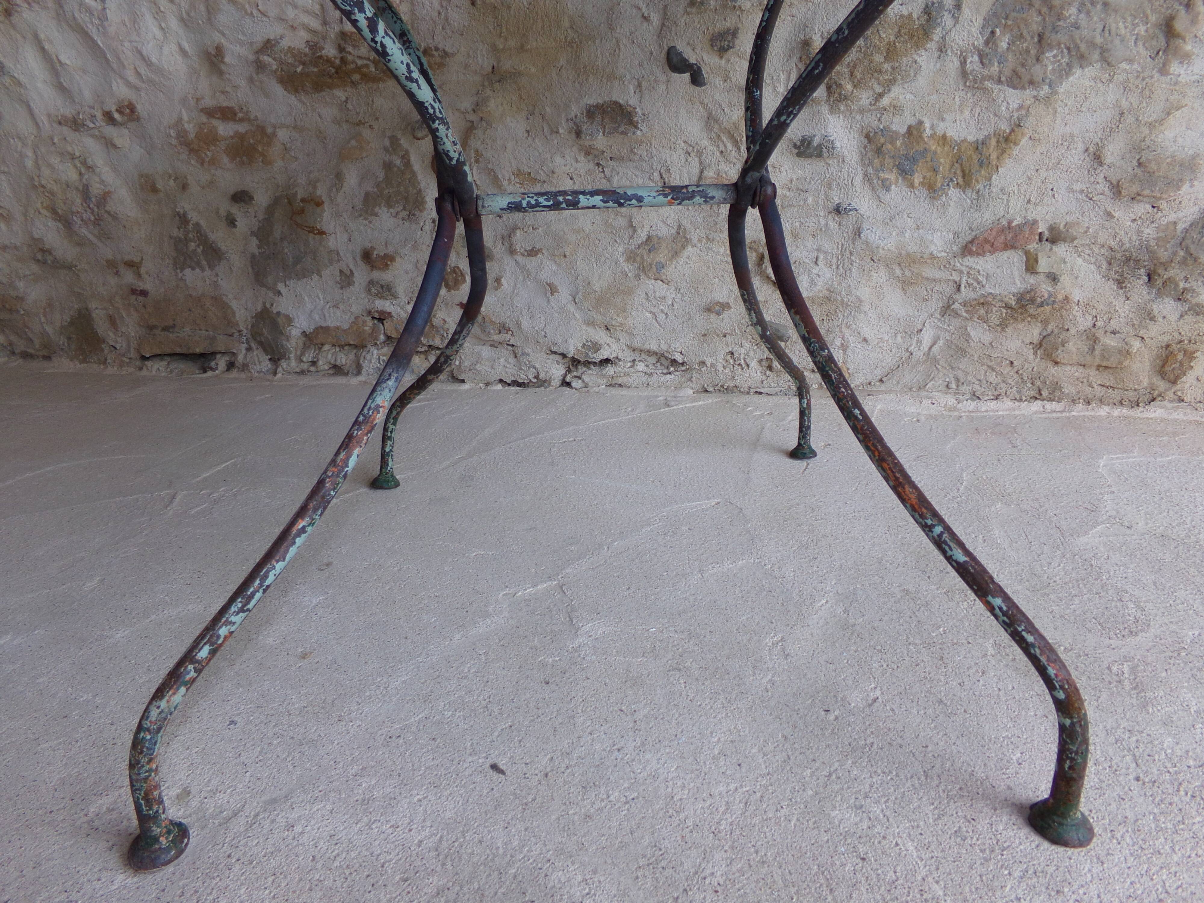 Ancienne table de jardin ronde en fer