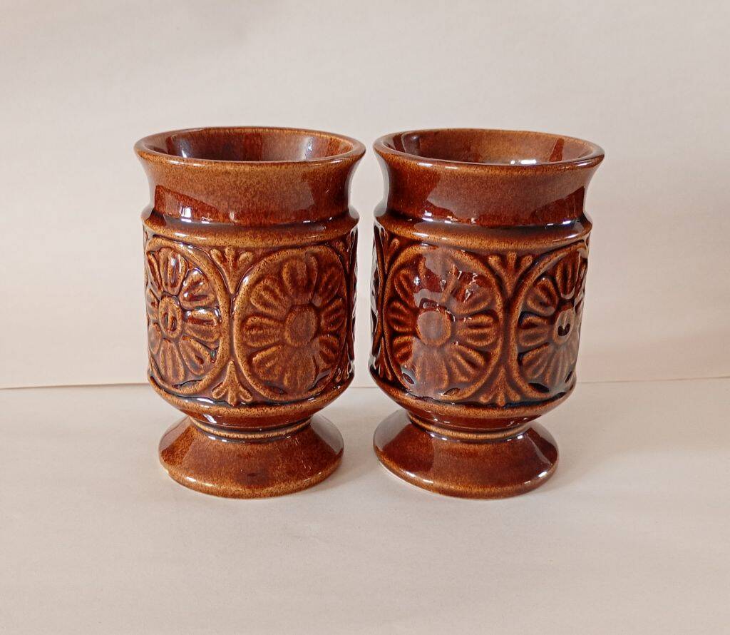 Pair of Vintage 1970s Footed Ceramic Mugs – Retro British Pottery Style