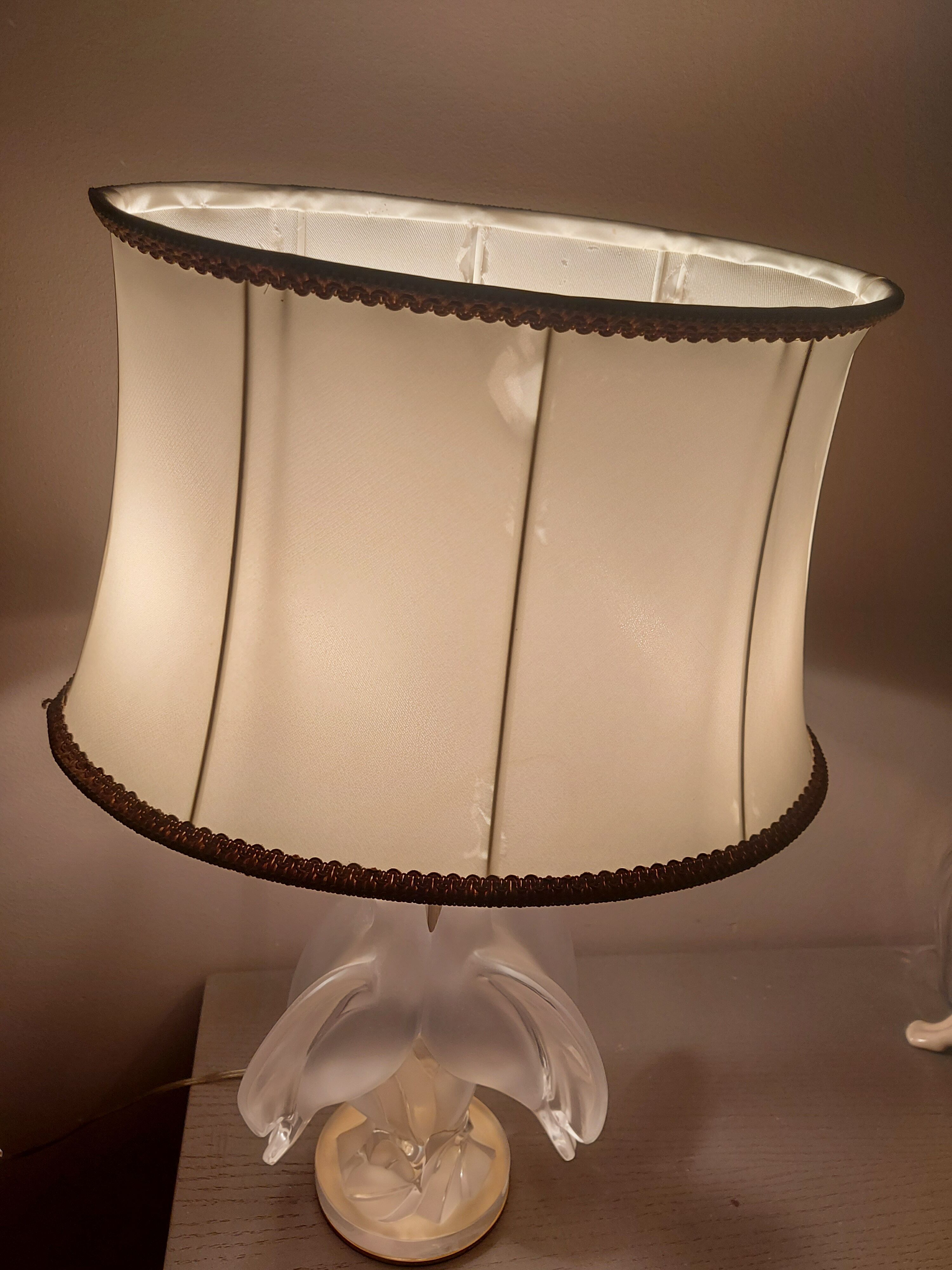 Crystal lamp Lalique with two doves model Ariane