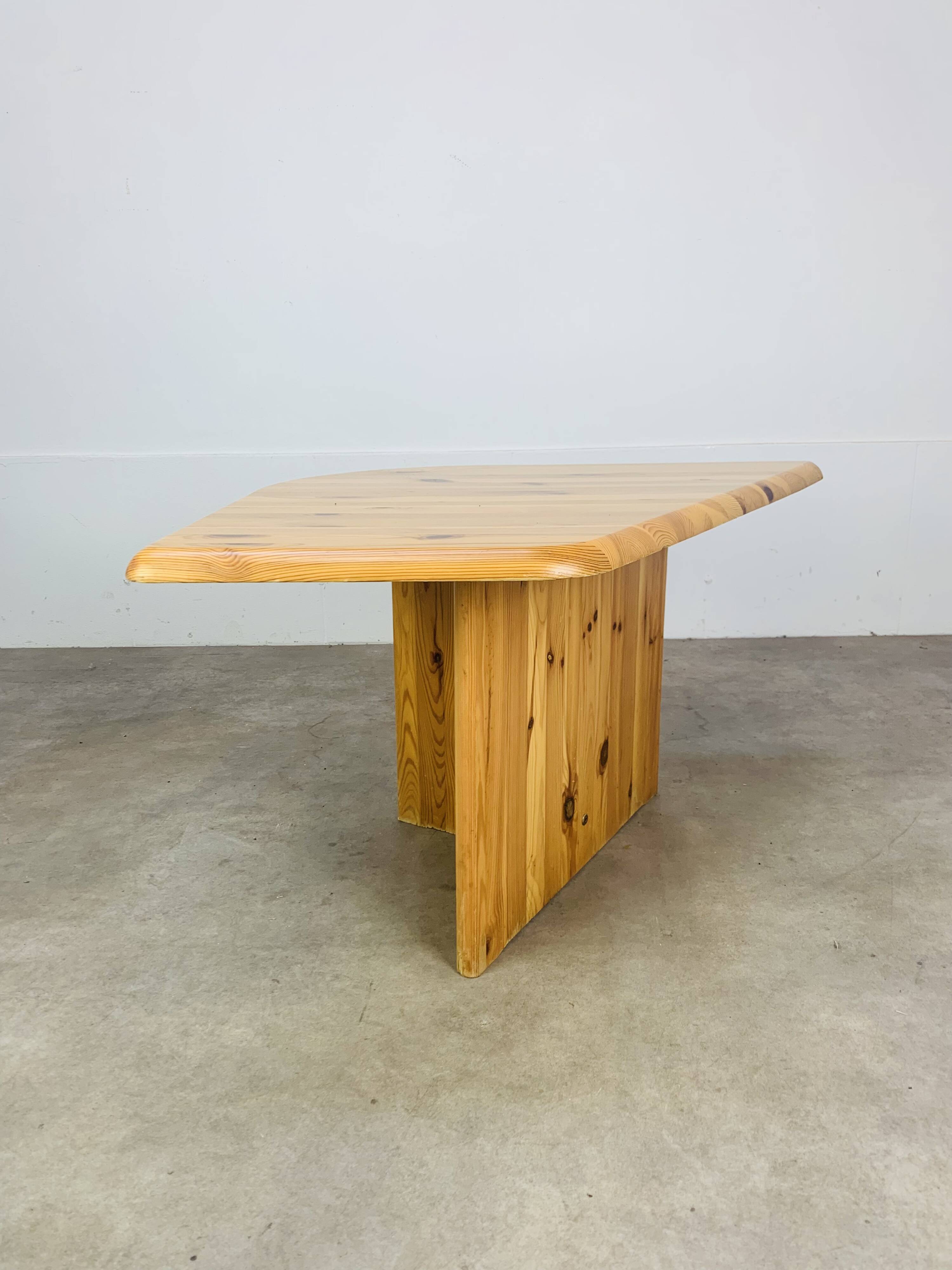 Table basse en pin massif forme organique, années 80