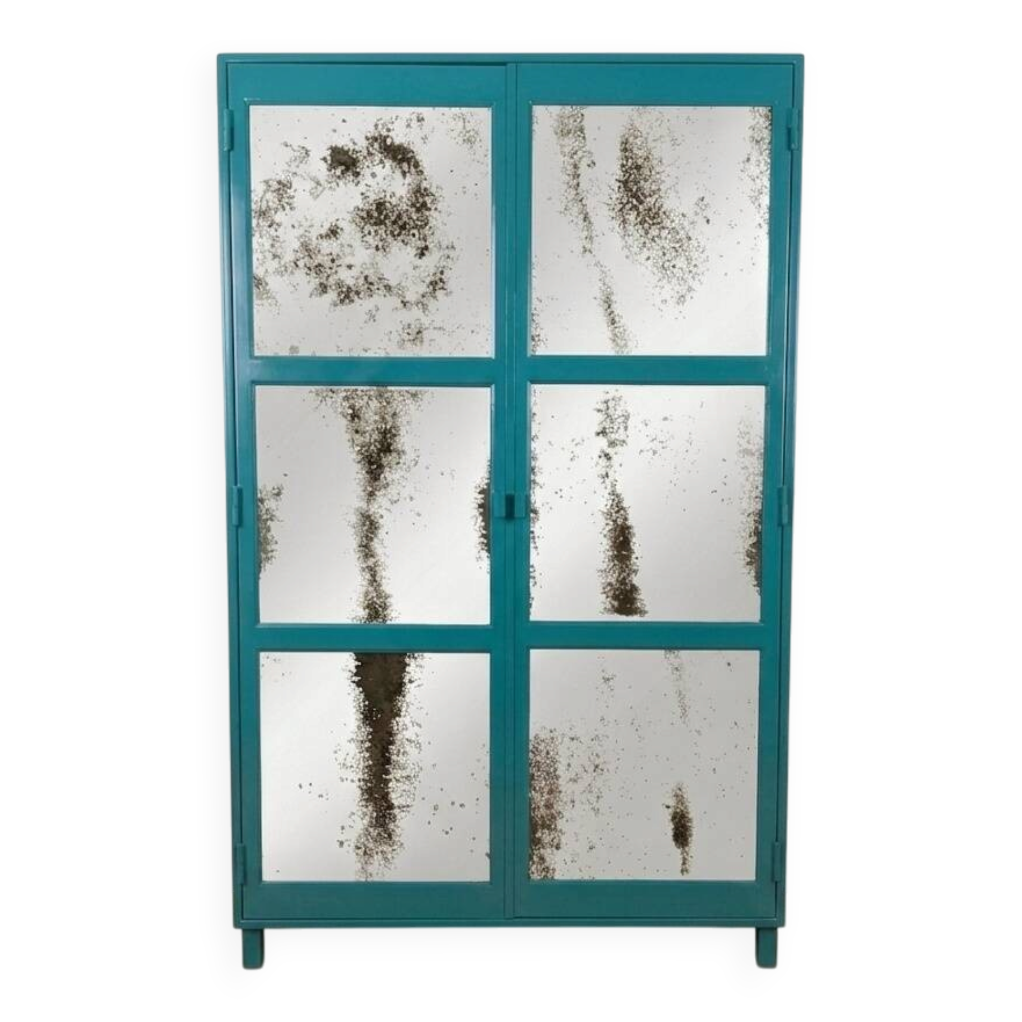 Armoire de style industriel avec des miroirs vieillis