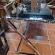 Bureau piètement chromé dessus en verre teinté 140/60cms