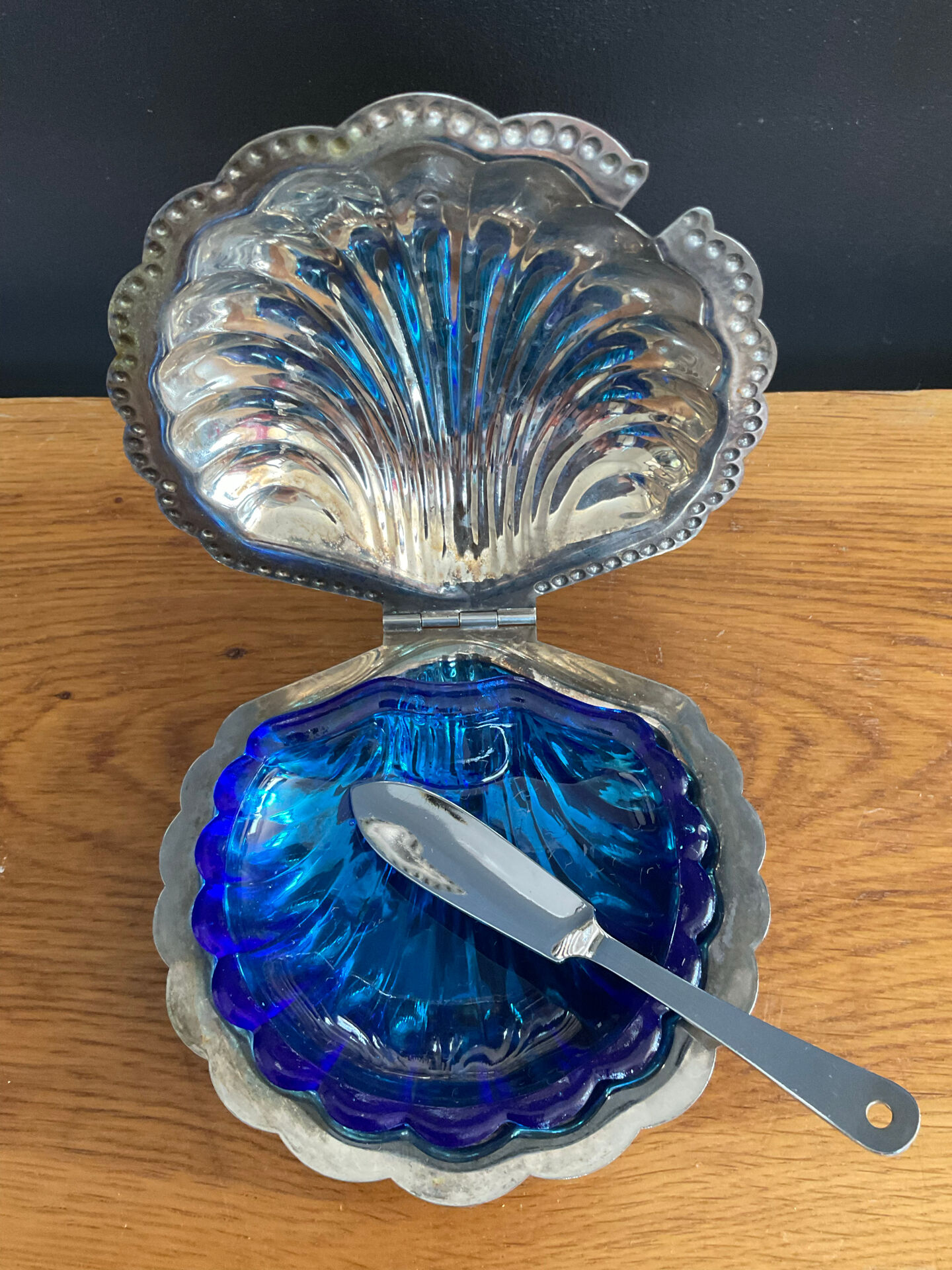 Beurrier coquillage vintage en métal et verre bleu