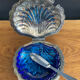 Beurrier coquillage vintage en métal et verre bleu