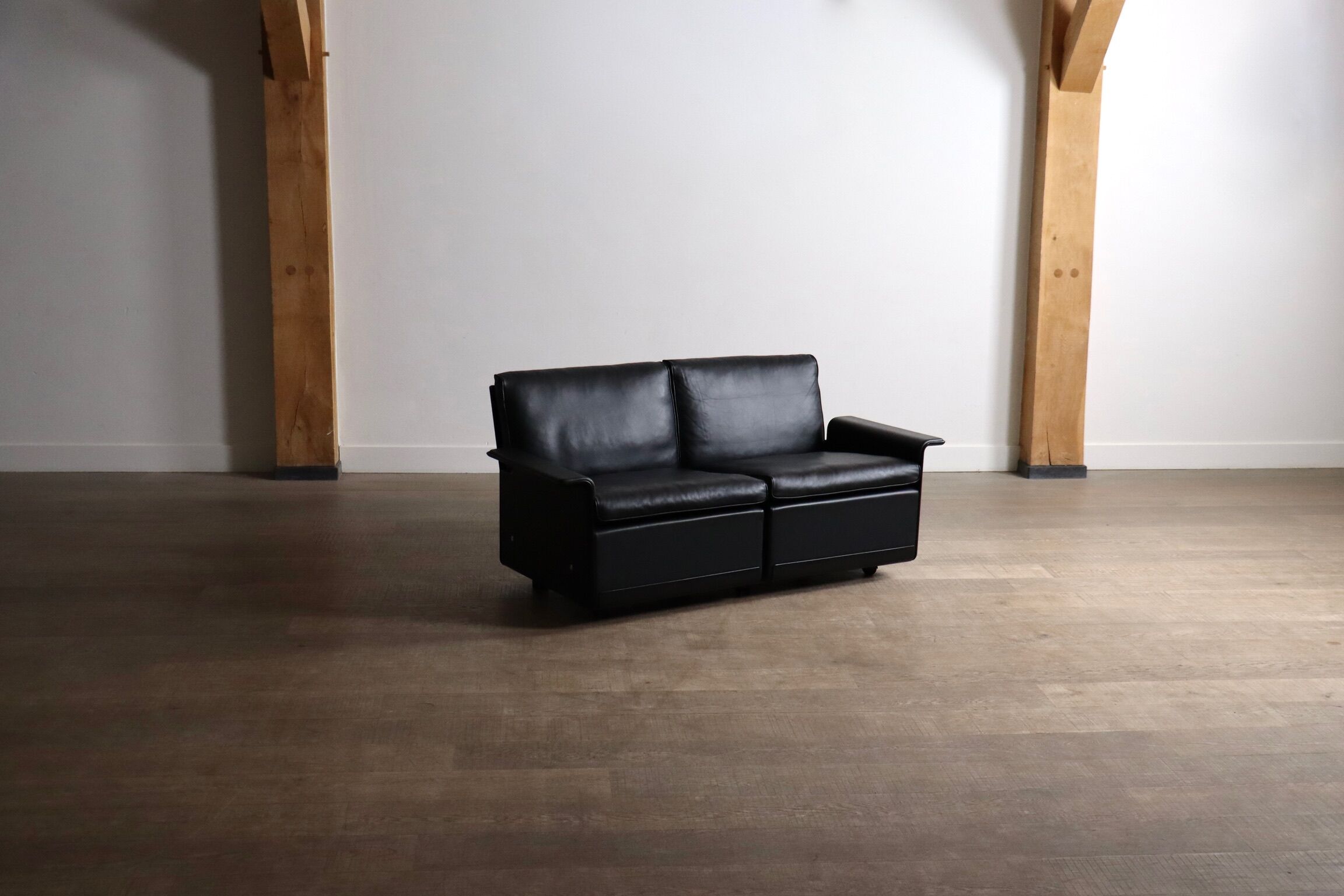 Dieter Rams Model 620 two seater sofa in black leather for Vitsoe, 1980s
