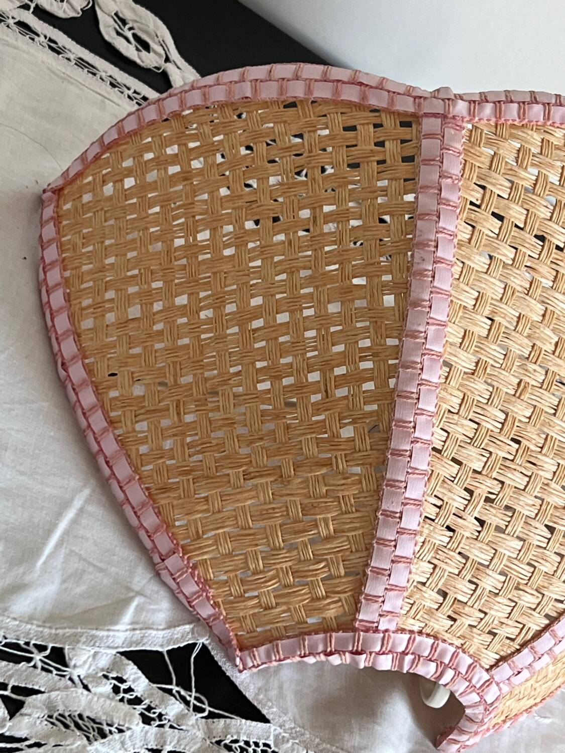 Flower applique in raffia and pink fabrics