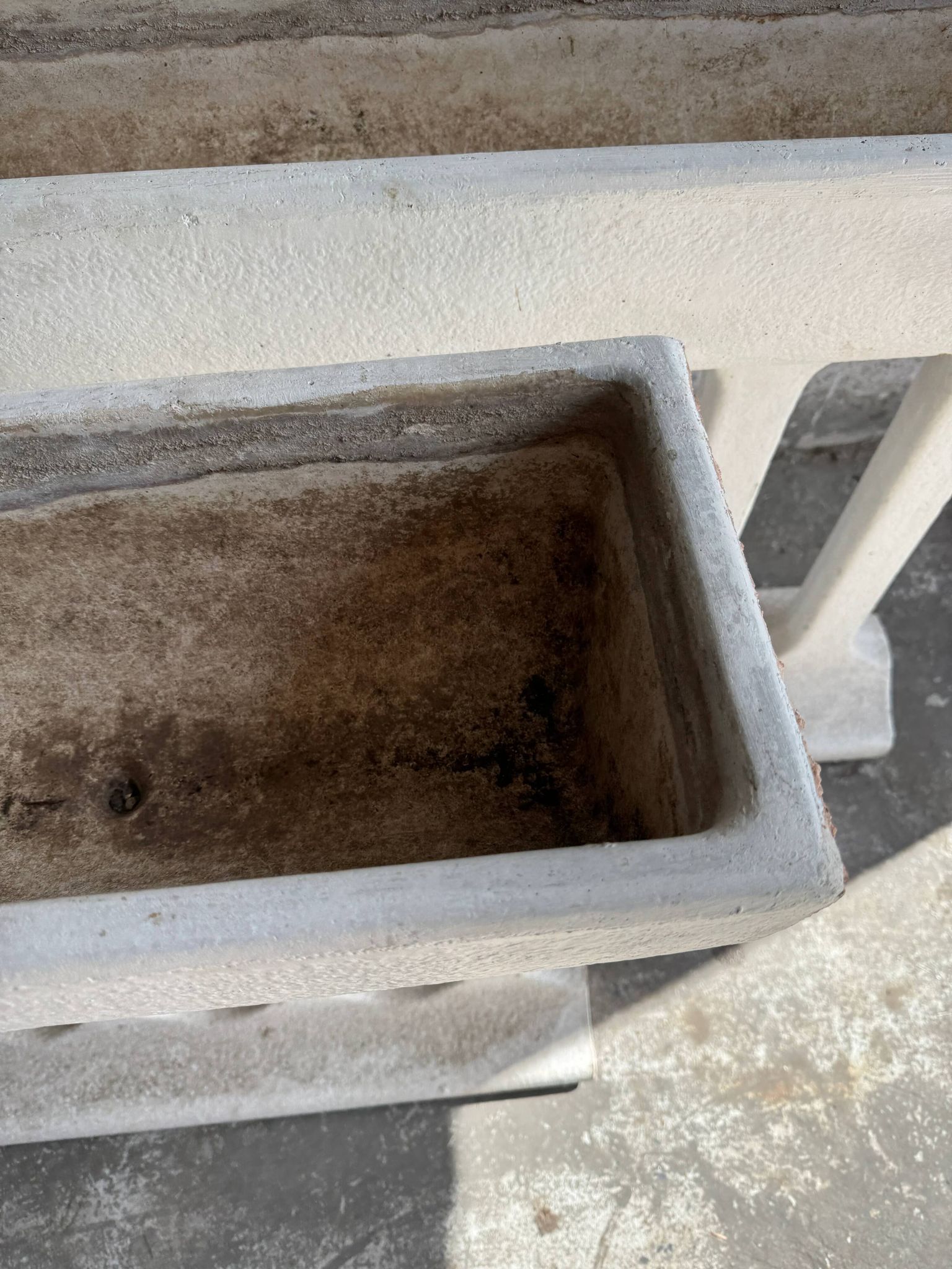 Paire de jardinières sculpturales en béton coulé Off-White, de style brutalisme du milieu du siècle, longues et rectangulaires.