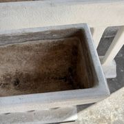 Paire de jardinières sculpturales en béton coulé Off-White, de style brutalisme du milieu du siècle, longues et rectangulaires.