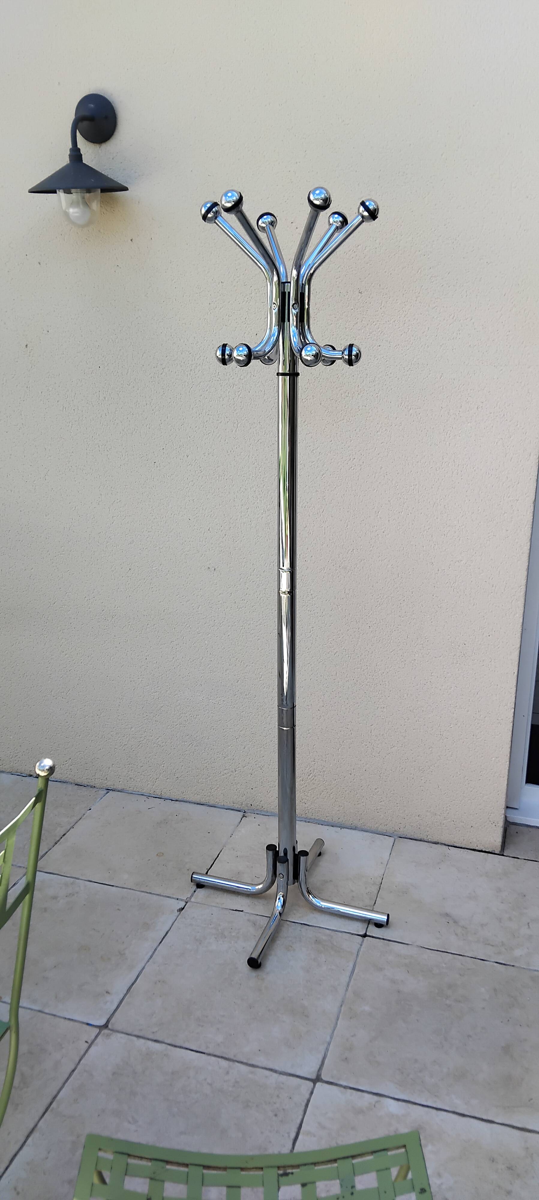 Vintage chrome coat rack parrot design from the 70s and 80s.