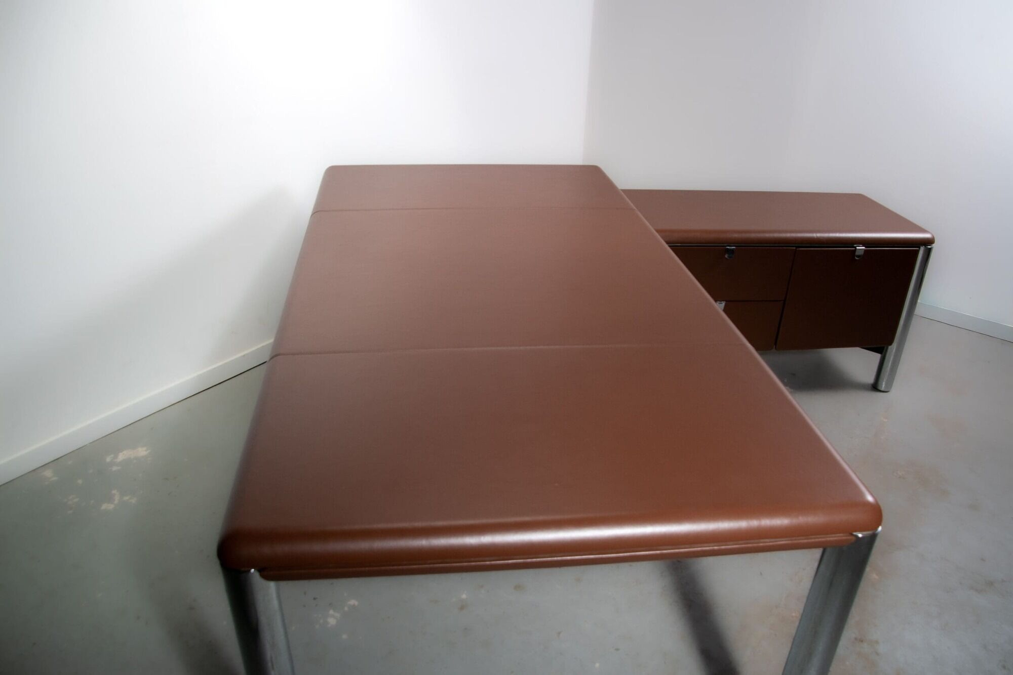 No. 3055D table desk and No. 3076 credenza extension from the Pfister Executive Office Collection for KnollStudio, circa 1988
