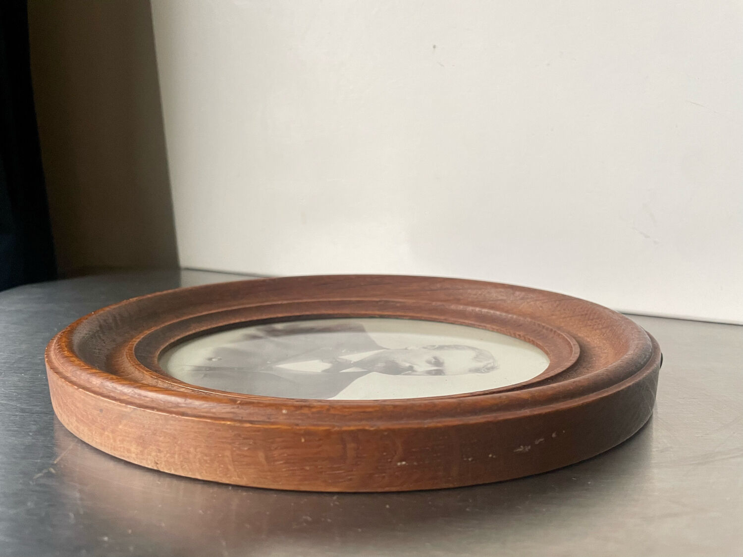 Antique wooden oval picture frame, 19.5 cm x 15.5 cm