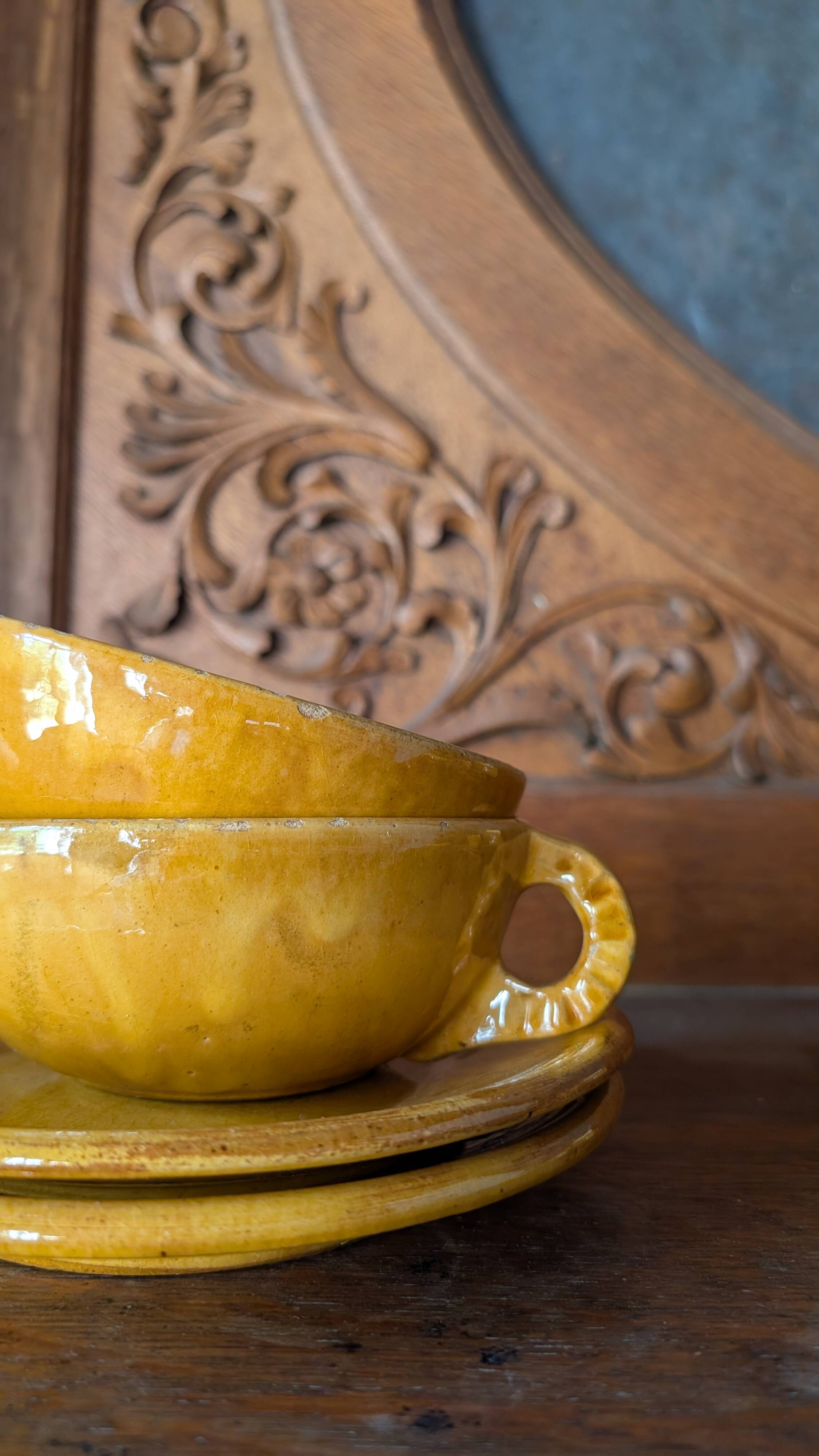 Ensemble de vaisselle vintage en grès émaillé jaune moutarde — 17 pièces