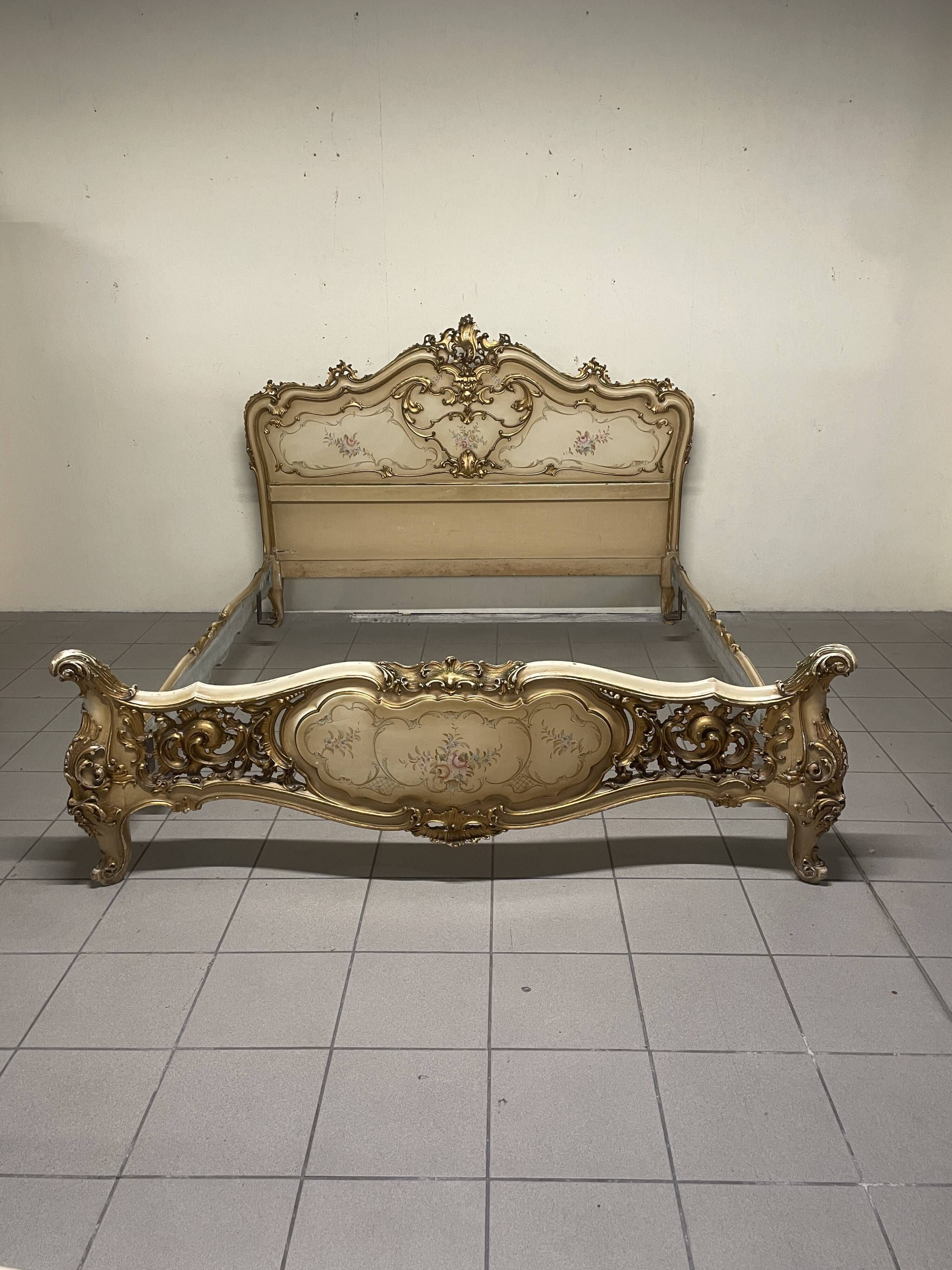 Lit matrimonial des années 40 dans le style Louis XV.