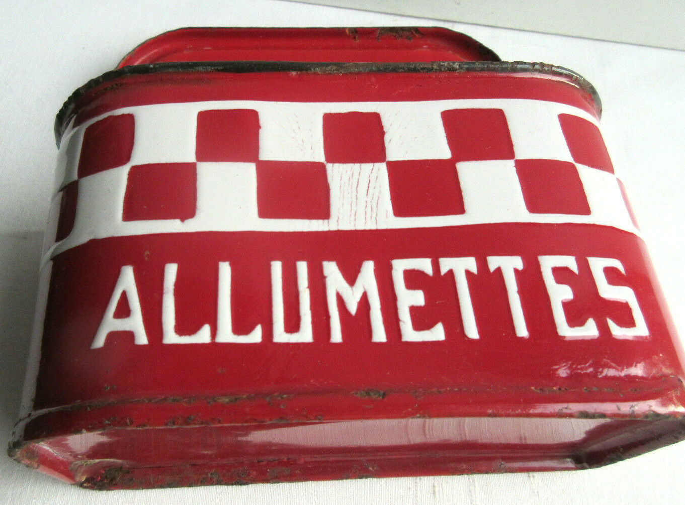 Former Art Deco matchbox in sheet metal enamelled with red and white tiles
