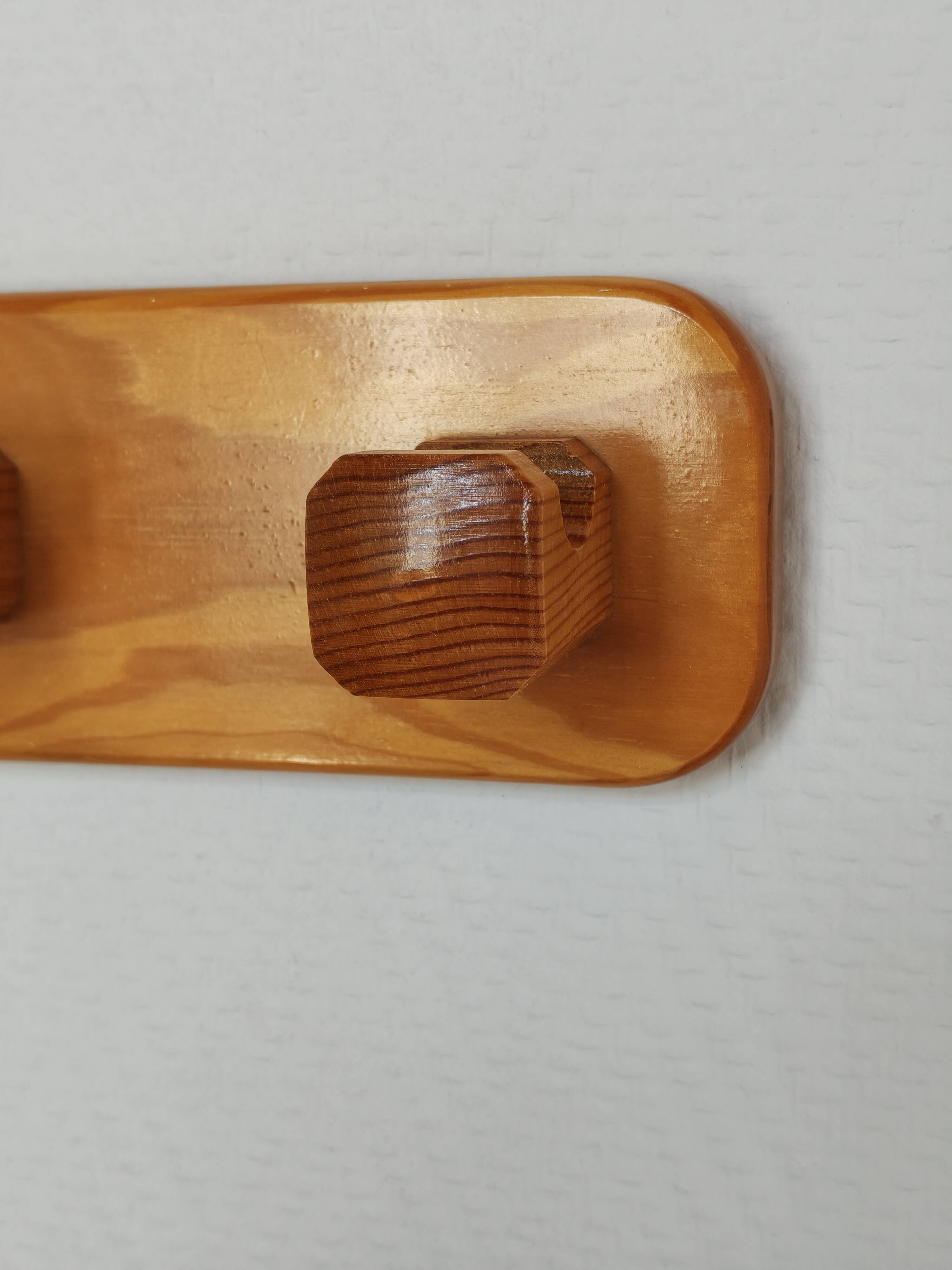 Patère en pin vintage – esprit Les Arcs, années 70