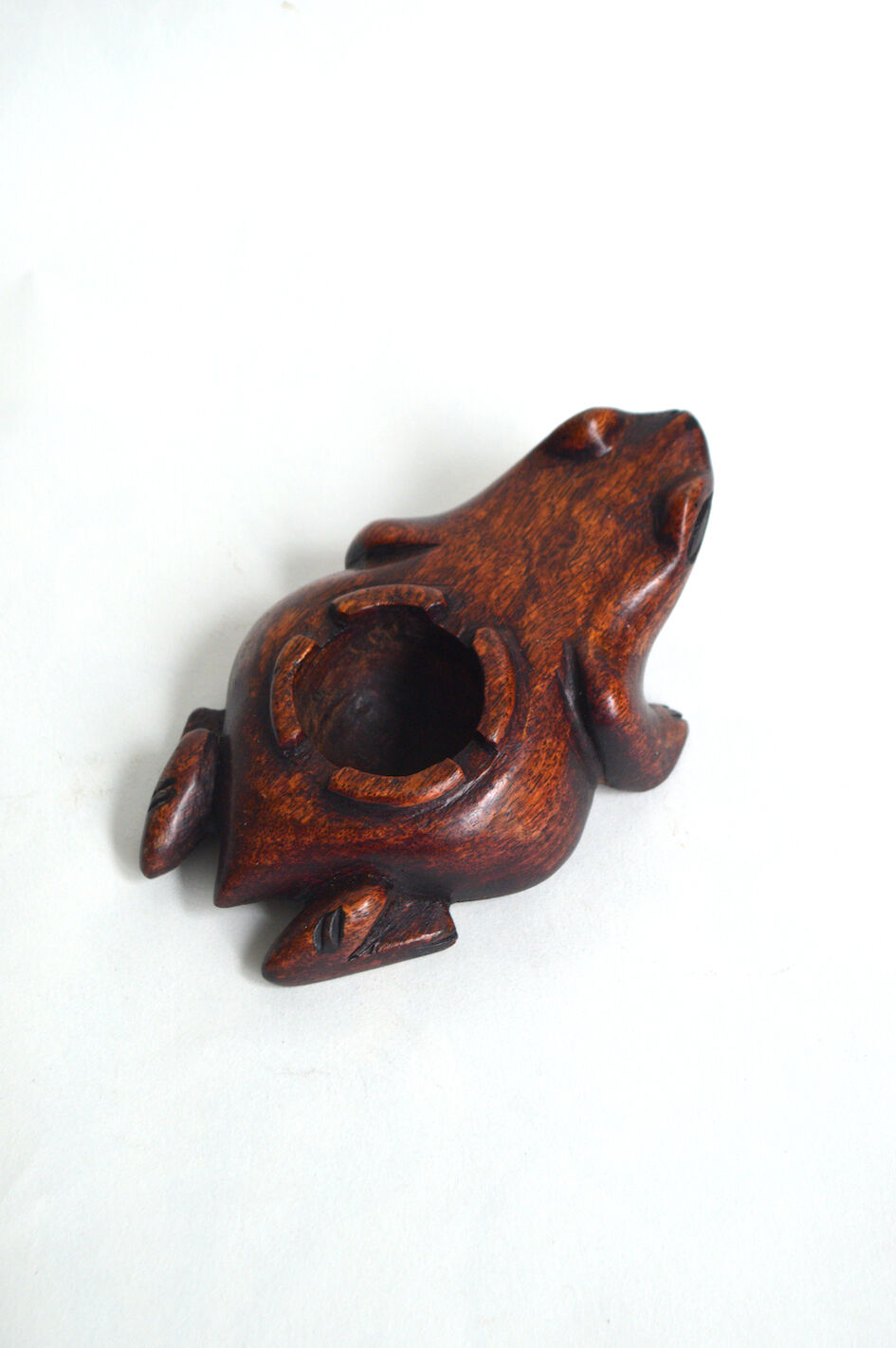 Cendrier grenouille en bois sculpté