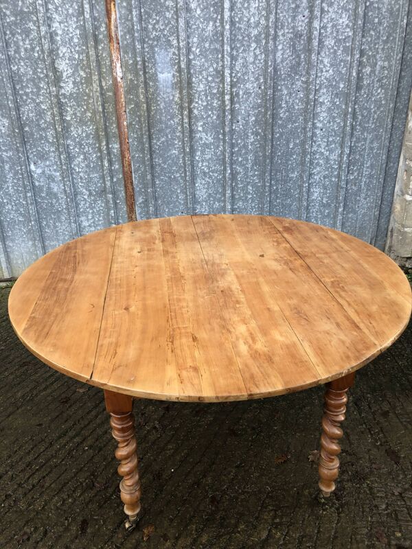 Table ronde en cerisier massif extensible aux pieds torsadé,Louis Philippe.