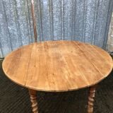 Round table in solid cherry wood, extendable with twisted legs, Louis Philippe style.
