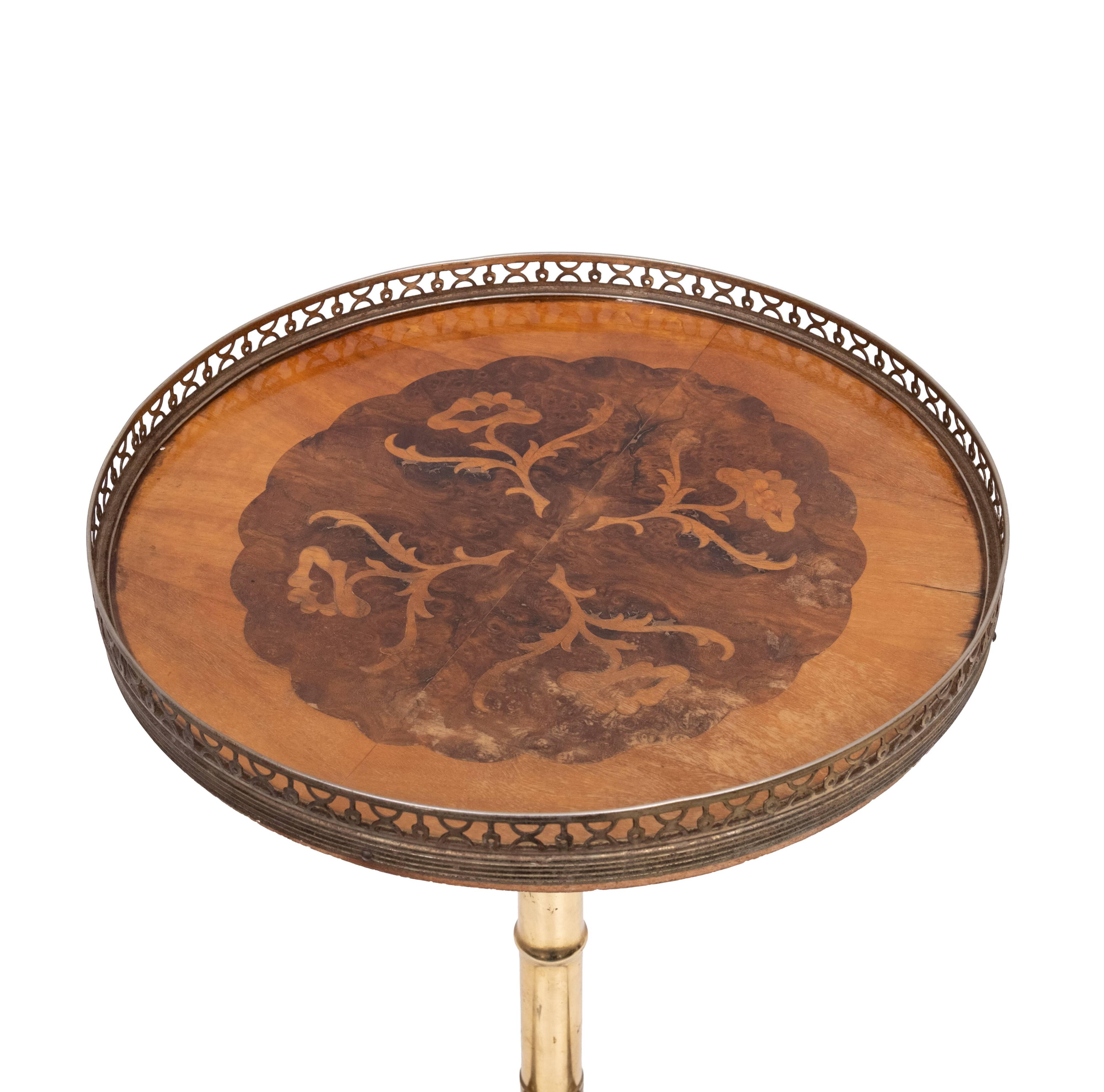 Table d'appoint en bois marqueté italien des années 1950, style mid-century modern.