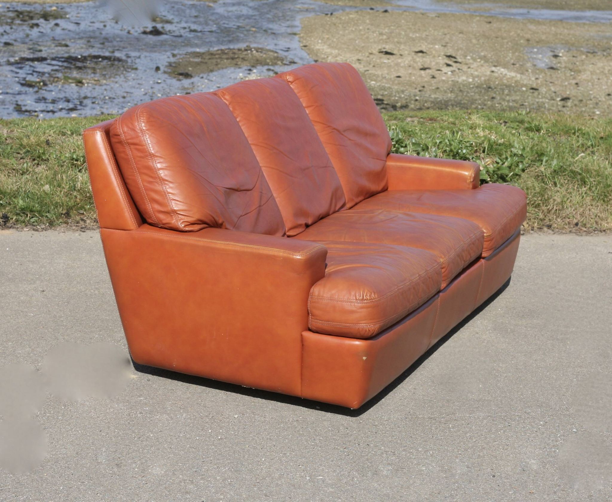Canapé "space age". Cuir fauve. Circa 1970