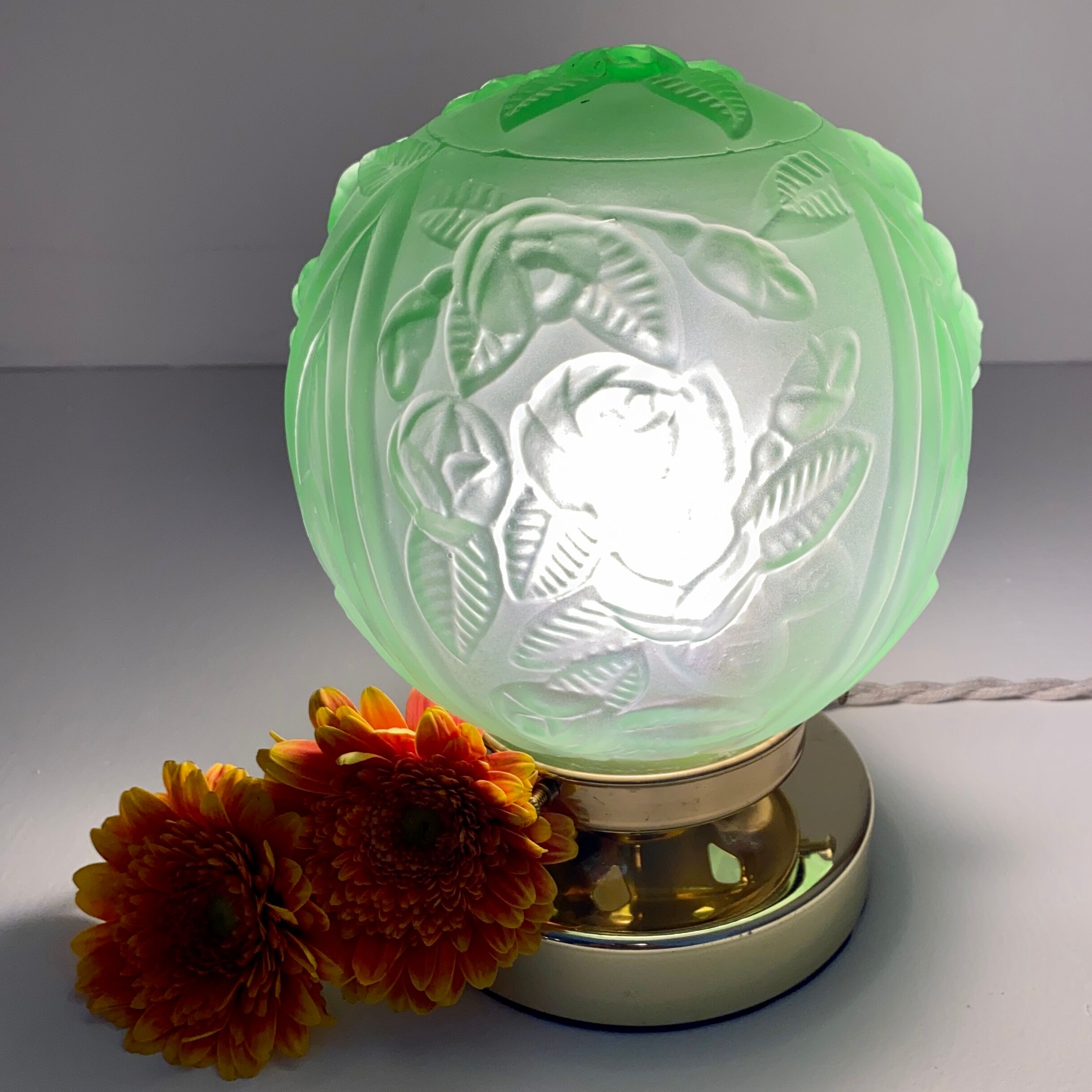 Vintage art deco globe table lamp in frosted glass