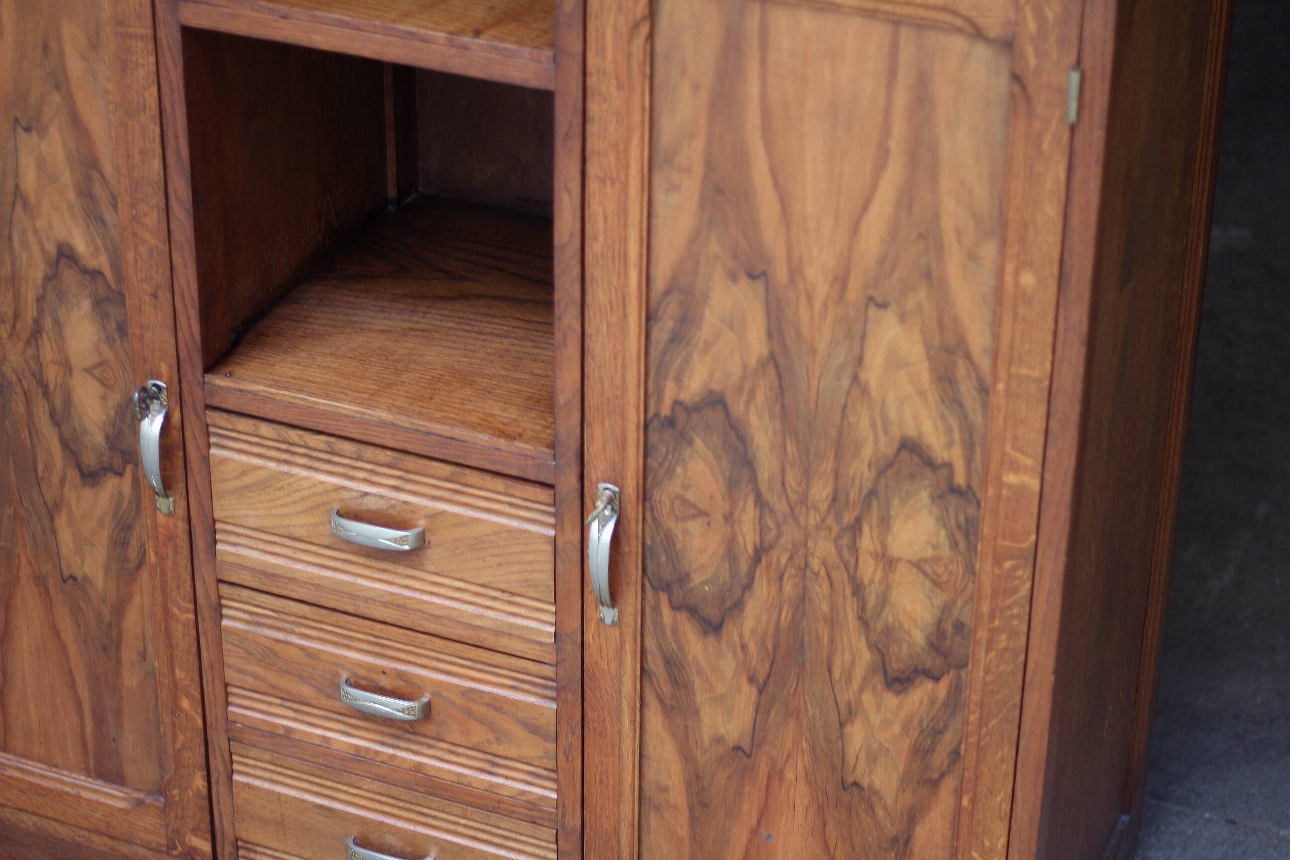 Art Deco sideboard in mahogany and mahogany burl. Splendid patina.