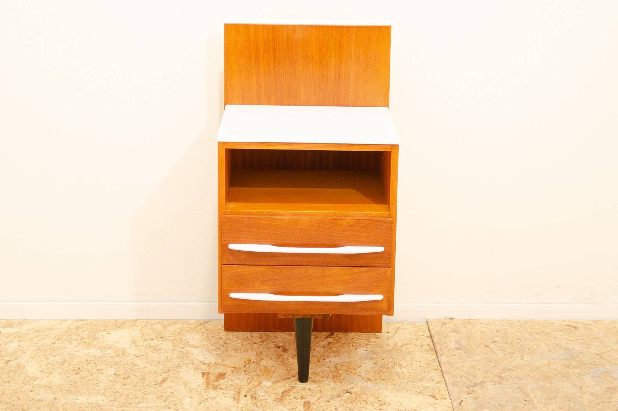 Paire de tables de chevet entièrement rénovées par Mojmír Požár, années 1960, Tchécoslovaquie