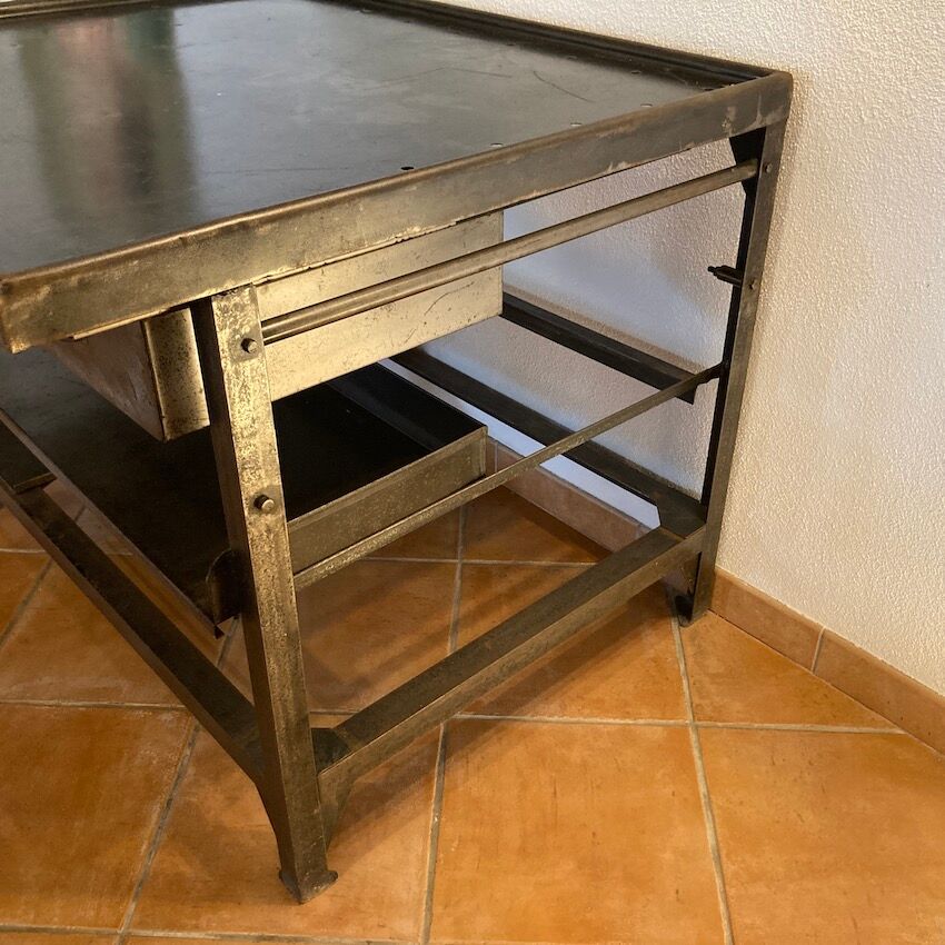 Former postal sorting table La Poste PTT 70
