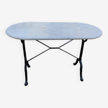 Oval table in white carrara marble