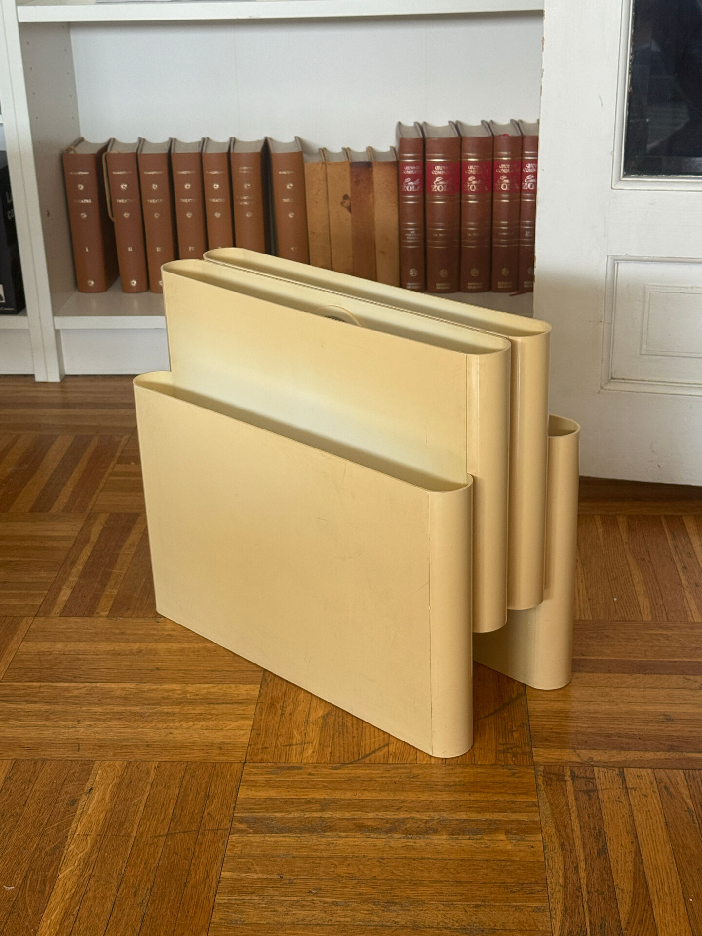 Kartell Giotto Stoppino magazine rack