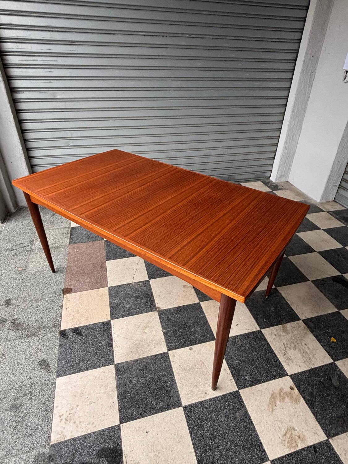 Extendable teak table