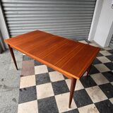 Extendable teak table